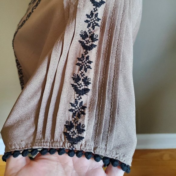 Pleione short sleeve embroidered top Small - Picture 4 of 13